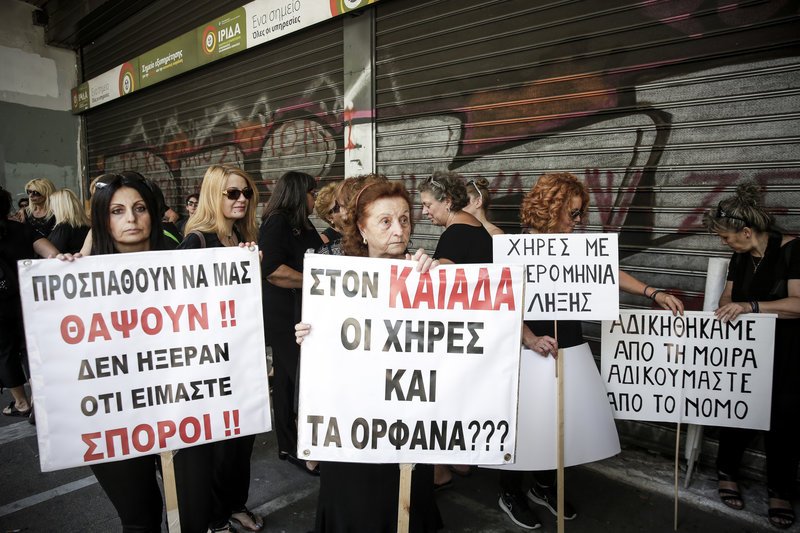 Νέα κινητοποίηση από τις χήρες στο υπουργείο Εργασίας- Ζητούν κατάργηση του νόμου Κατρούγκαλου [εικόνες] | iefimerida.gr 3