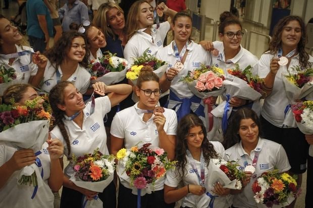 Αποθεωτική υποδοχή για τους Πρωταθλητές Ευρώπης Νέους και τις χάλκινες Νεανίδες του πόλο [εικόνες & βίντεο] | iefimerida.gr 1