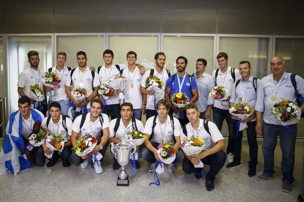 Αποθεωτική υποδοχή για τους Πρωταθλητές Ευρώπης Νέους και τις χάλκινες Νεανίδες του πόλο [εικόνες & βίντεο] | iefimerida.gr 0
