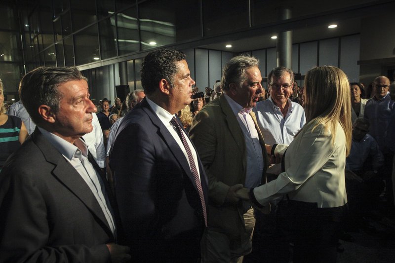 Ο δήμαρχος Αθηναίων Γ. Καμίνης περιμένει να χαιρετήσει την Φ. Γεννηματά