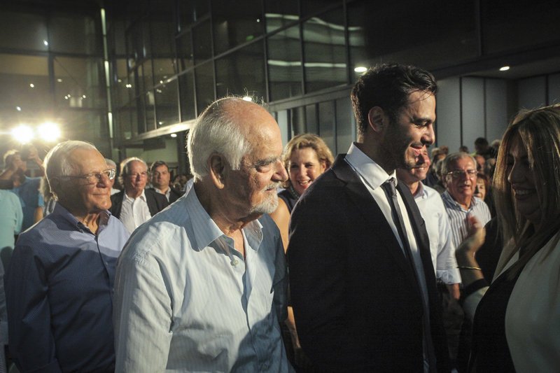 Ο Απόστολος Κακλαμάνης με μούσι χαρετά την Φώφη Γεννηματά --ΧΡΗΣΤΟΣ ΜΠΟΝΗΣ//EUROKINISSI