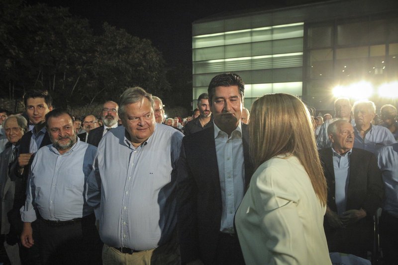 Γεννηματά: «Τσίπρα ό,τι και να κάνεις κεντροαριστερός δε γίνεσαι με γυρολόγους και αζήτητα [εικόνες] | iefimerida.gr 6