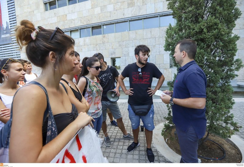 Διαμαρτυρία έξω από το δημαρχείο Θεσσαλονίκης από φοιτητές που ψάχνουν στέγη [εικόνες] | iefimerida.gr 1
