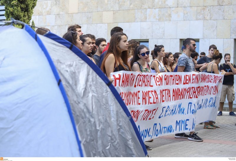 Διαμαρτυρία έξω από το δημαρχείο Θεσσαλονίκης από φοιτητές που ψάχνουν στέγη [εικόνες] | iefimerida.gr 2
