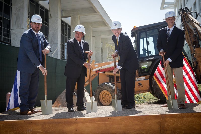 O πρέσβης πήρε φτυάρι και έδωσε το «σήμα» για τα έργα ανακαίνισης της αμερικανικής πρεσβείας [εικόνες] | iefimerida.gr 4