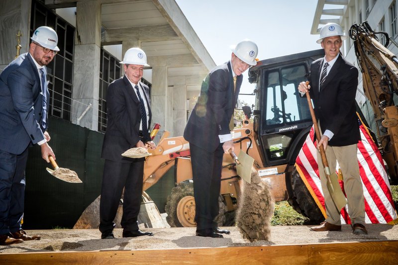 O πρέσβης πήρε φτυάρι και έδωσε το «σήμα» για τα έργα ανακαίνισης της αμερικανικής πρεσβείας [εικόνες] | iefimerida.gr 3