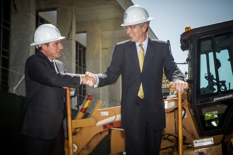 O πρέσβης πήρε φτυάρι και έδωσε το «σήμα» για τα έργα ανακαίνισης της αμερικανικής πρεσβείας [εικόνες] | iefimerida.gr 2