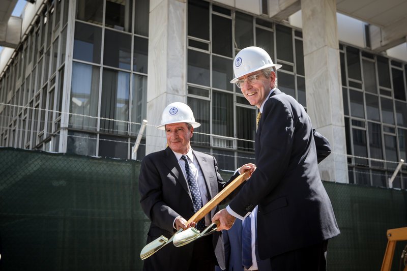 O πρέσβης πήρε φτυάρι και έδωσε το «σήμα» για τα έργα ανακαίνισης της αμερικανικής πρεσβείας [εικόνες] | iefimerida.gr 1