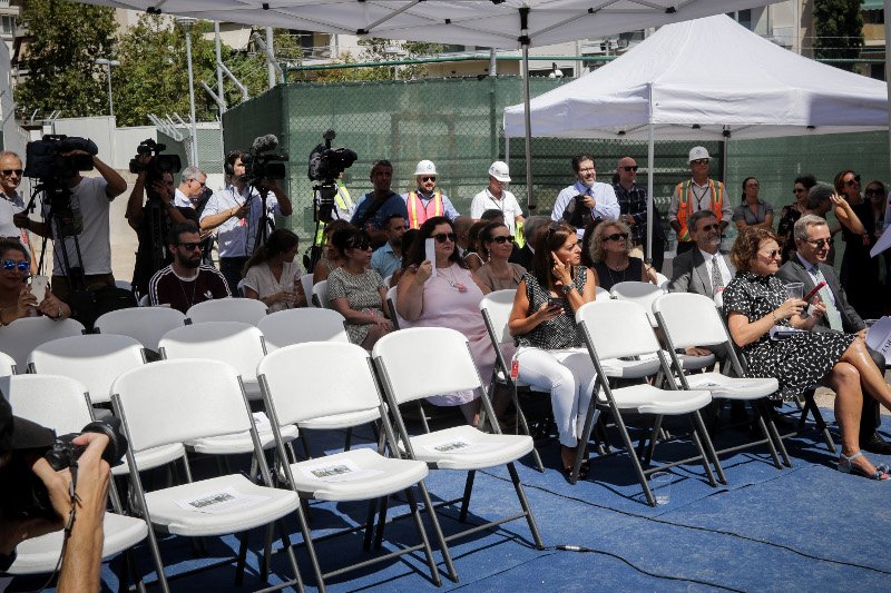 O πρέσβης πήρε φτυάρι και έδωσε το «σήμα» για τα έργα ανακαίνισης της αμερικανικής πρεσβείας [εικόνες] | iefimerida.gr 5