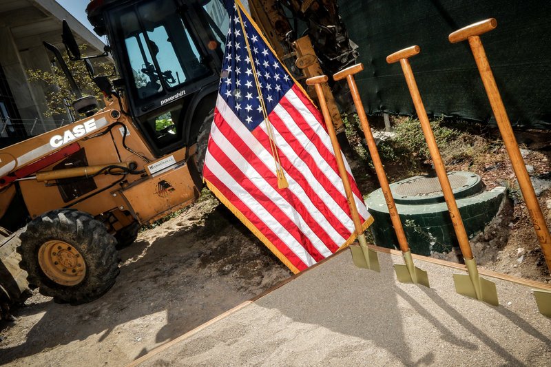 O πρέσβης πήρε φτυάρι και έδωσε το «σήμα» για τα έργα ανακαίνισης της αμερικανικής πρεσβείας [εικόνες] | iefimerida.gr 0