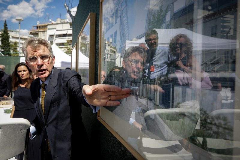 O πρέσβης πήρε φτυάρι και έδωσε το «σήμα» για τα έργα ανακαίνισης της αμερικανικής πρεσβείας [εικόνες] | iefimerida.gr 6