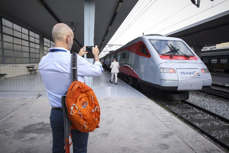 Παρουσίαση του νέου τρένου της ΤΡΑΙΝΟΣΕ «Ασημένιο βέλος»