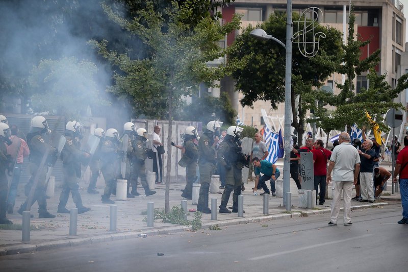 Θεσσαλονίκη: Μερίδα διαδηλωτών επιτέθηκε σε δημοσιογράφους και εικονολήπτες | iefimerida.gr 3