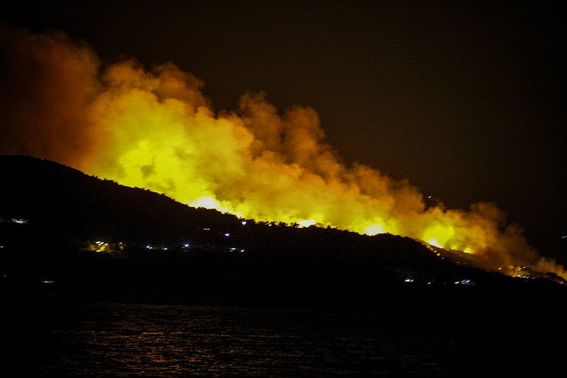 Σάμος: Ξέσπασε μεγάλη πυρκαγιά σε χαράδρα [εικόνες] | iefimerida.gr 1