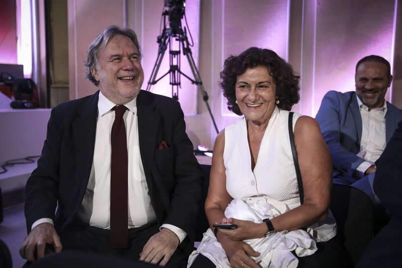 Τα πηγαδάκια στη συνέντευξη Τσίπρα: Νέα συνολάκια, φωσφοριζέ κραγιόν και η μοναχική υπουργός [εικόνες] | iefimerida.gr 9