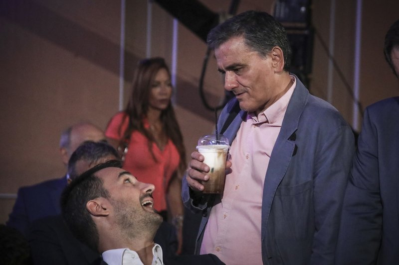 Τα πηγαδάκια στη συνέντευξη Τσίπρα: Νέα συνολάκια, φωσφοριζέ κραγιόν και η μοναχική υπουργός [εικόνες] | iefimerida.gr 12