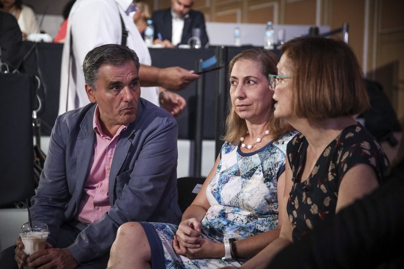 Τα πηγαδάκια στη συνέντευξη Τσίπρα: Νέα συνολάκια, φωσφοριζέ κραγιόν και η μοναχική υπουργός [εικόνες] | iefimerida.gr 5