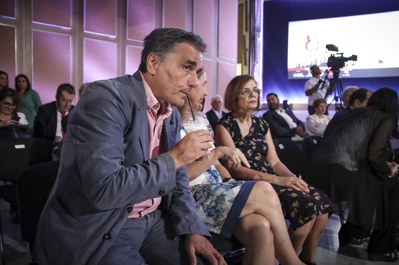 Τα πηγαδάκια στη συνέντευξη Τσίπρα: Νέα συνολάκια, φωσφοριζέ κραγιόν και η μοναχική υπουργός [εικόνες] | iefimerida.gr 4