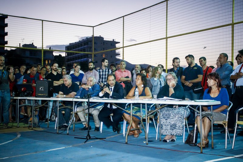 Κυβερνητικό κλιμάκιο ενημέρωσε τους πυρόπληκτους στο Μάτι