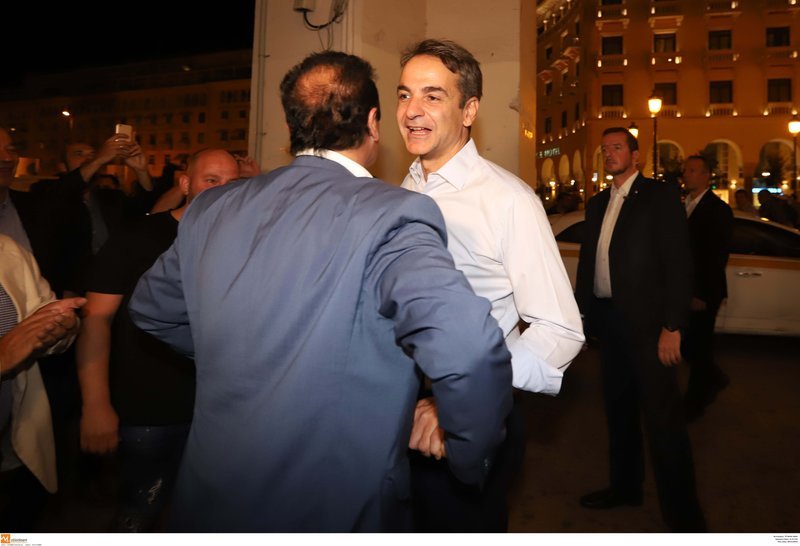 Θεσσαλονίκη: Η βόλτα του Μητσοτάκη στα στέκια νεολαίας -«Χωρίς ΜΑΤ» με selfies και χειραψίες [εικόνες & βίντεο] | iefimerida.gr 10