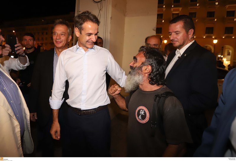 Θεσσαλονίκη: Η βόλτα του Μητσοτάκη στα στέκια νεολαίας -«Χωρίς ΜΑΤ» με selfies και χειραψίες [εικόνες & βίντεο] | iefimerida.gr 11