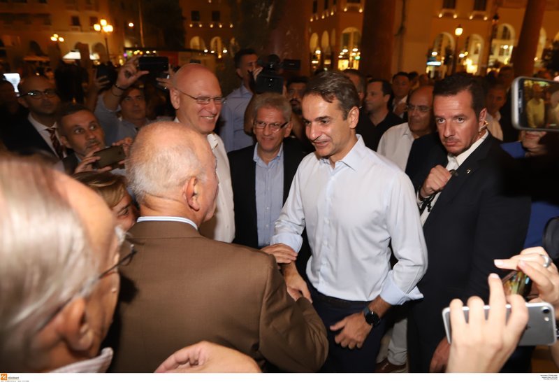 Θεσσαλονίκη: Η βόλτα του Μητσοτάκη στα στέκια νεολαίας -«Χωρίς ΜΑΤ» με selfies και χειραψίες [εικόνες & βίντεο] | iefimerida.gr 12