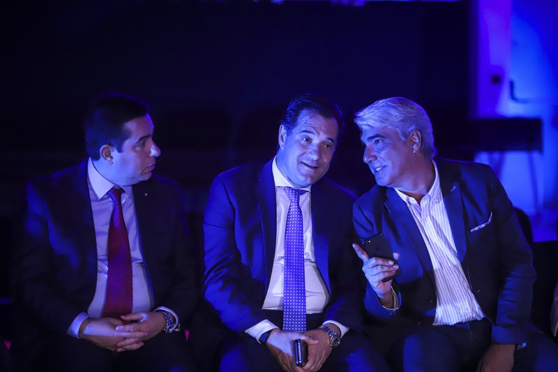 Οι βουλευτές της ΝΔ συζητούν...
