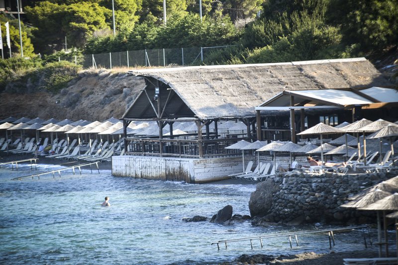 Πήγαν μπουλντόζες στην Ανάβυσσο -Κατεδαφίζουν αυθαίρετα κτίσματα ξενοδοχείου στον αιγιαλό [εικόνες]  | iefimerida.gr 2