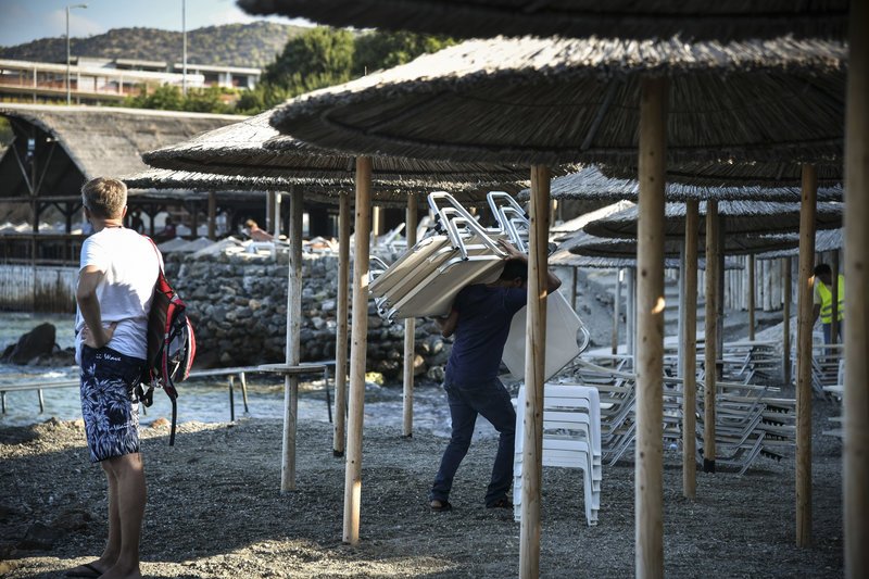 Πήγαν μπουλντόζες στην Ανάβυσσο -Κατεδαφίζουν αυθαίρετα κτίσματα ξενοδοχείου στον αιγιαλό [εικόνες]  | iefimerida.gr 6