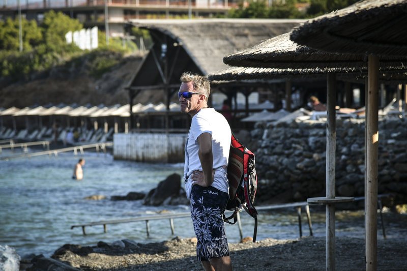 Πήγαν μπουλντόζες στην Ανάβυσσο -Κατεδαφίζουν αυθαίρετα κτίσματα ξενοδοχείου στον αιγιαλό [εικόνες]  | iefimerida.gr 5