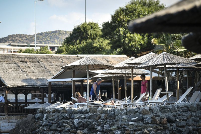 Πήγαν μπουλντόζες στην Ανάβυσσο -Κατεδαφίζουν αυθαίρετα κτίσματα ξενοδοχείου στον αιγιαλό [εικόνες]  | iefimerida.gr 4