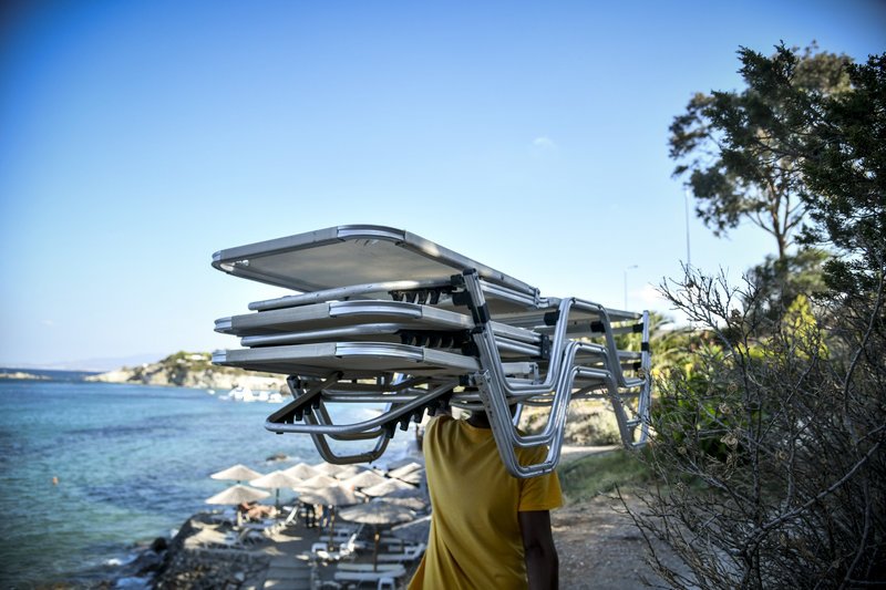 Πήγαν μπουλντόζες στην Ανάβυσσο -Κατεδαφίζουν αυθαίρετα κτίσματα ξενοδοχείου στον αιγιαλό [εικόνες]  | iefimerida.gr 3