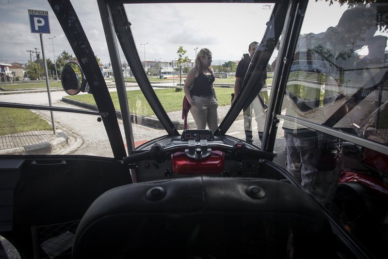 Τρίκαλα: Μετά τα λεωφορεία χωρίς οδηγό, ηλεκτρικά τετράκυκλα και τρίκυκλα αντί ταξί [εικόνες] | iefimerida.gr 4