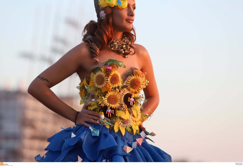 Η νέα παραλία Θεσσαλονίκης έγινε πασαρέλα -Ρούχα με λουλούδια, καλάθια και φελλούς [εικόνες] | iefimerida.gr 10