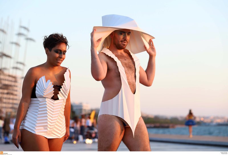 Η νέα παραλία Θεσσαλονίκης έγινε πασαρέλα -Ρούχα με λουλούδια, καλάθια και φελλούς [εικόνες] | iefimerida.gr 11