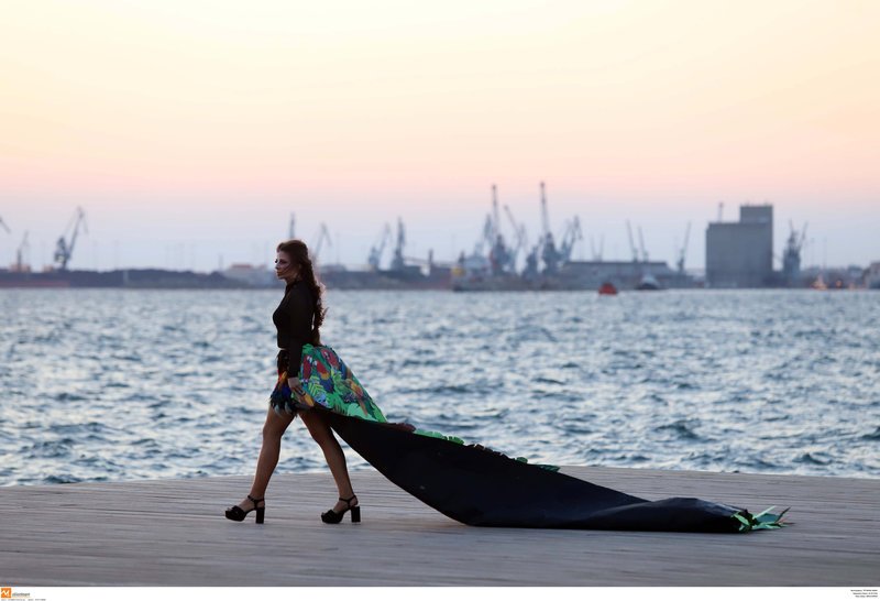 Η νέα παραλία Θεσσαλονίκης έγινε πασαρέλα -Ρούχα με λουλούδια, καλάθια και φελλούς [εικόνες] | iefimerida.gr 12