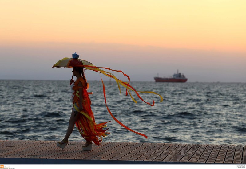 Η νέα παραλία Θεσσαλονίκης έγινε πασαρέλα -Ρούχα με λουλούδια, καλάθια και φελλούς [εικόνες] | iefimerida.gr 9
