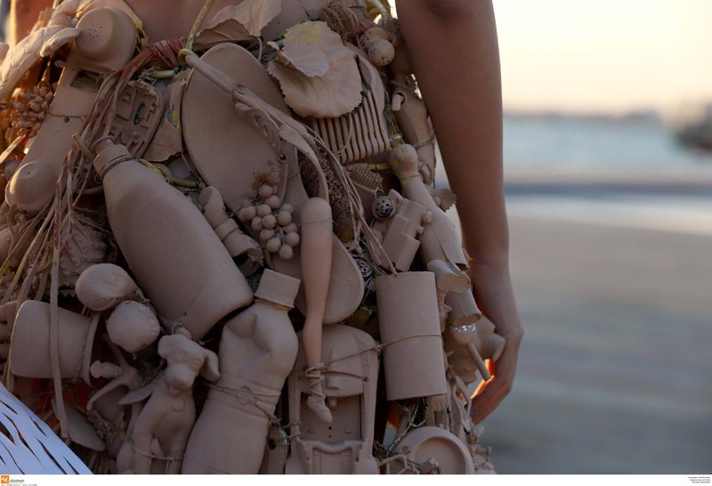 Η νέα παραλία Θεσσαλονίκης έγινε πασαρέλα -Ρούχα με λουλούδια, καλάθια και φελλούς [εικόνες] | iefimerida.gr 7