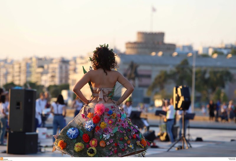 Η νέα παραλία Θεσσαλονίκης έγινε πασαρέλα -Ρούχα με λουλούδια, καλάθια και φελλούς [εικόνες] | iefimerida.gr 8