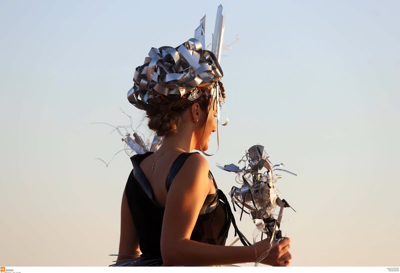 Η νέα παραλία Θεσσαλονίκης έγινε πασαρέλα -Ρούχα με λουλούδια, καλάθια και φελλούς [εικόνες] | iefimerida.gr 6