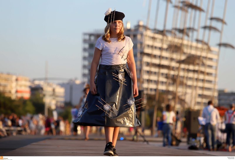 Η νέα παραλία Θεσσαλονίκης έγινε πασαρέλα -Ρούχα με λουλούδια, καλάθια και φελλούς [εικόνες] | iefimerida.gr 5