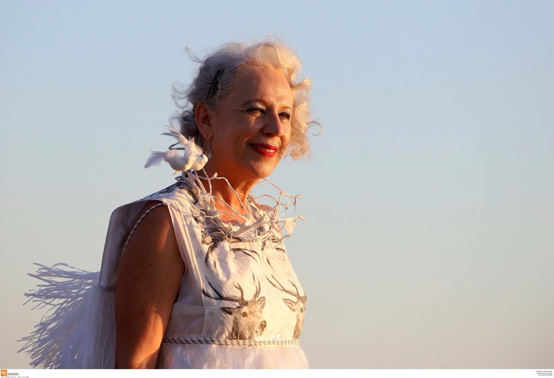 Η νέα παραλία Θεσσαλονίκης έγινε πασαρέλα -Ρούχα με λουλούδια, καλάθια και φελλούς [εικόνες] | iefimerida.gr 4