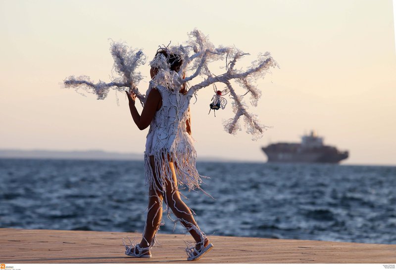 Η νέα παραλία Θεσσαλονίκης έγινε πασαρέλα -Ρούχα με λουλούδια, καλάθια και φελλούς [εικόνες] | iefimerida.gr 3