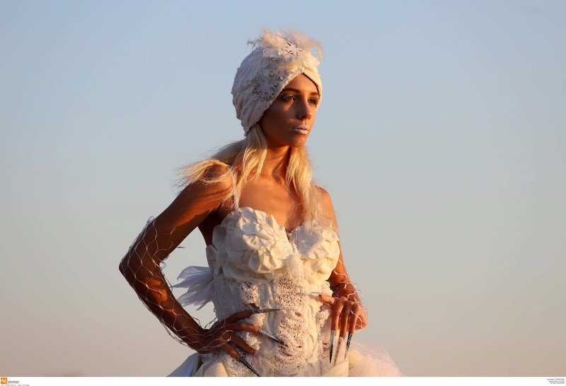 Η νέα παραλία Θεσσαλονίκης έγινε πασαρέλα -Ρούχα με λουλούδια, καλάθια και φελλούς [εικόνες] | iefimerida.gr 2