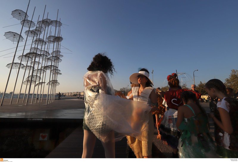 Η νέα παραλία Θεσσαλονίκης έγινε πασαρέλα -Ρούχα με λουλούδια, καλάθια και φελλούς [εικόνες] | iefimerida.gr 15