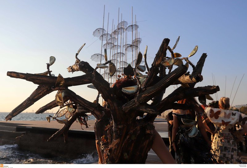 Η νέα παραλία Θεσσαλονίκης έγινε πασαρέλα -Ρούχα με λουλούδια, καλάθια και φελλούς [εικόνες] | iefimerida.gr 14