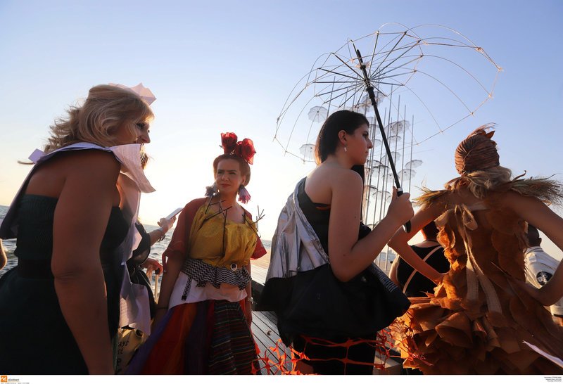 Η νέα παραλία Θεσσαλονίκης έγινε πασαρέλα -Ρούχα με λουλούδια, καλάθια και φελλούς [εικόνες] | iefimerida.gr 0