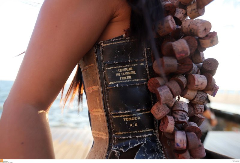 Η νέα παραλία Θεσσαλονίκης έγινε πασαρέλα -Ρούχα με λουλούδια, καλάθια και φελλούς [εικόνες] | iefimerida.gr 13