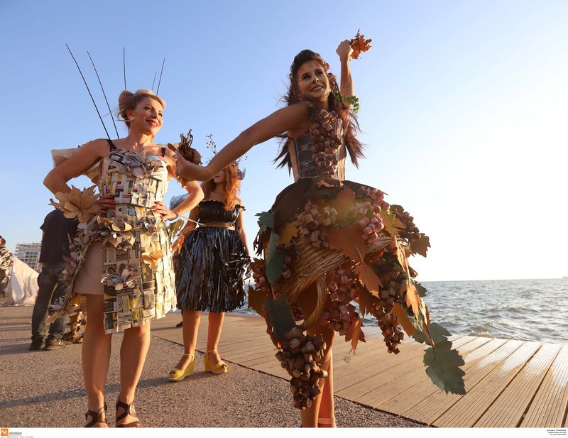 Η νέα παραλία Θεσσαλονίκης έγινε πασαρέλα -Ρούχα με λουλούδια, καλάθια και φελλούς [εικόνες] | iefimerida.gr 1