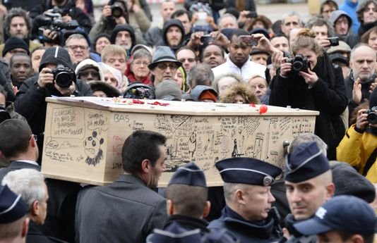 Εκατοντάδες κόσμου στις κηδείες δύο σκιτσογράφων του Charlie Hebdo – Ζωγράφισαν το φέρετρο του Tignous [εικόνες] | iefimerida.gr 13